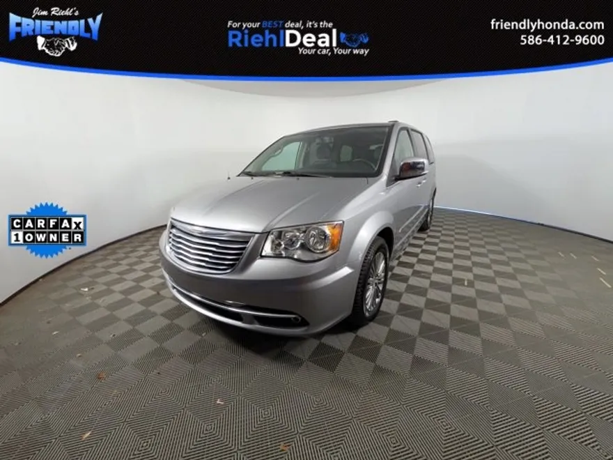 2014 Chrysler Town & Country photo 1