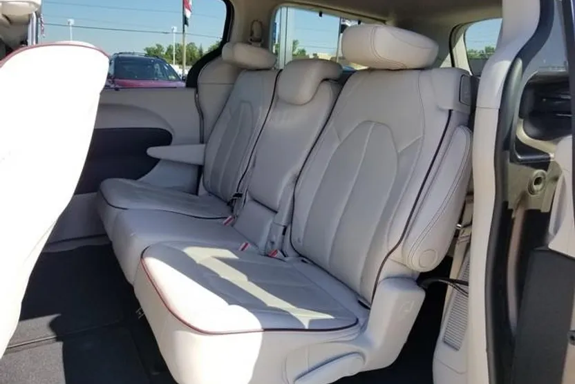 2017 Chrysler Pacifica Limited photo 1
