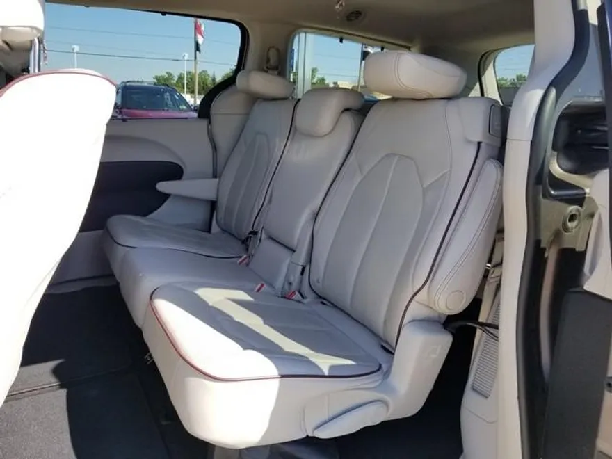 2017 Chrysler Pacifica Limited photo 1