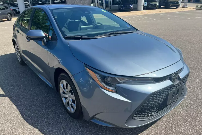 2021 Toyota Corolla LE photo 1