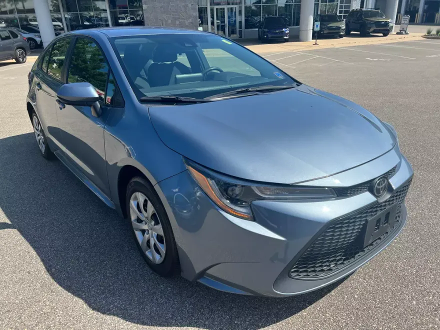 2021 Toyota Corolla LE photo 1