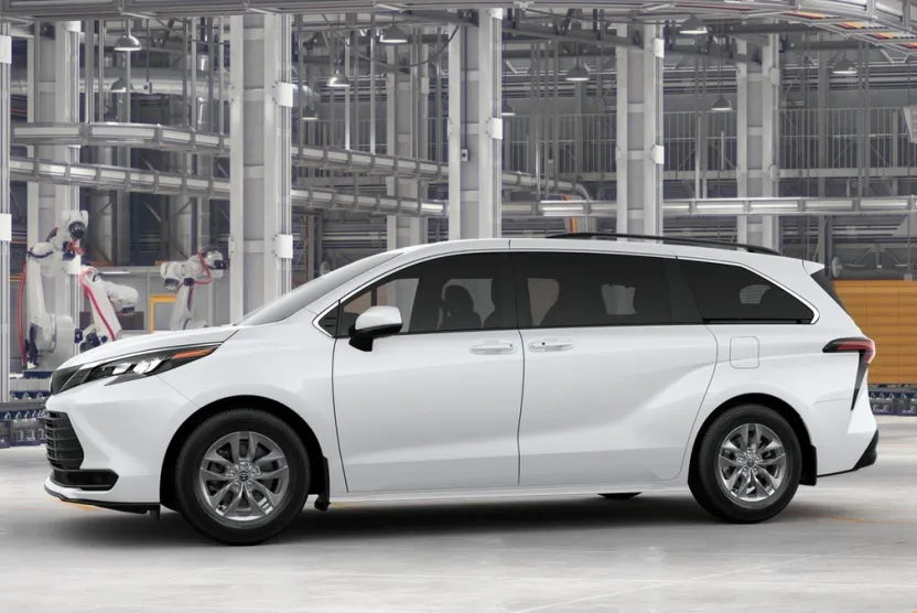 2025 Toyota Sienna LE photo 1