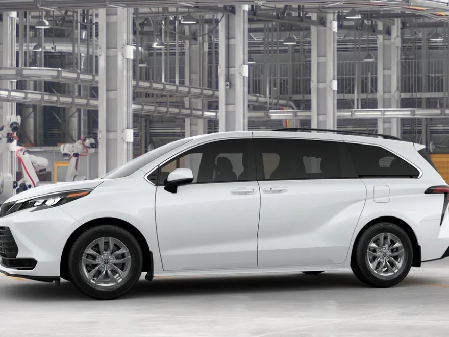 2025 Toyota Sienna LE photo 1