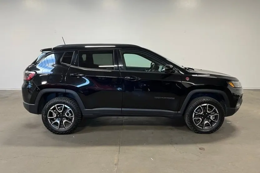 2024 Jeep Compass Trailhawk photo 1