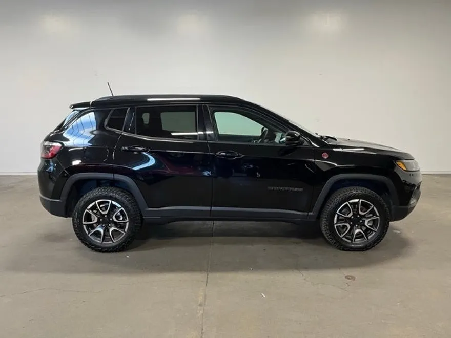 2024 Jeep Compass Trailhawk photo 1