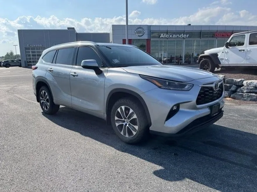 2021 Toyota Highlander XLE photo 1