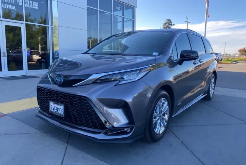 2021 Toyota Sienna XSE photo 1