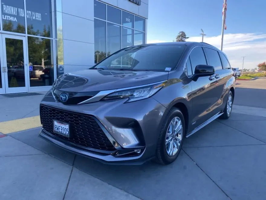2021 Toyota Sienna XSE photo 1