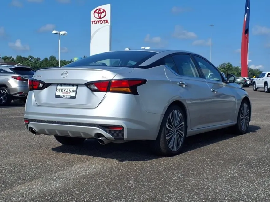 2023 Nissan Altima 2.5 SL photo 1