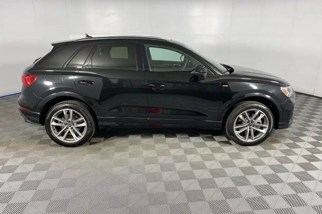 2025 Audi Q3 45 TFSI S line Premium photo 1
