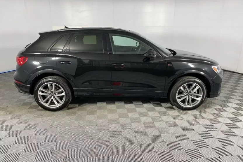2025 Audi Q3 45 TFSI S line Premium photo 1