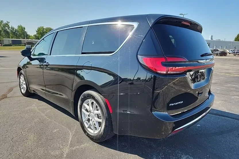 2024 Chrysler Pacifica Touring L photo 1