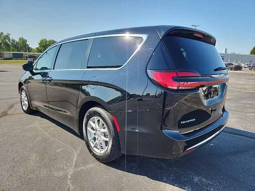 2024 Chrysler Pacifica Touring L photo 1