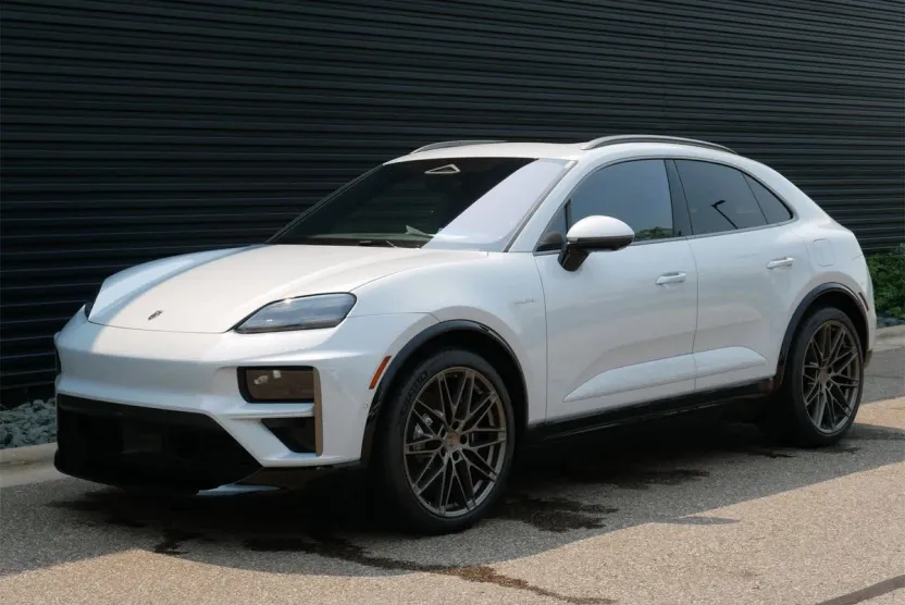 2025 Porsche Macan Electric Turbo photo 1
