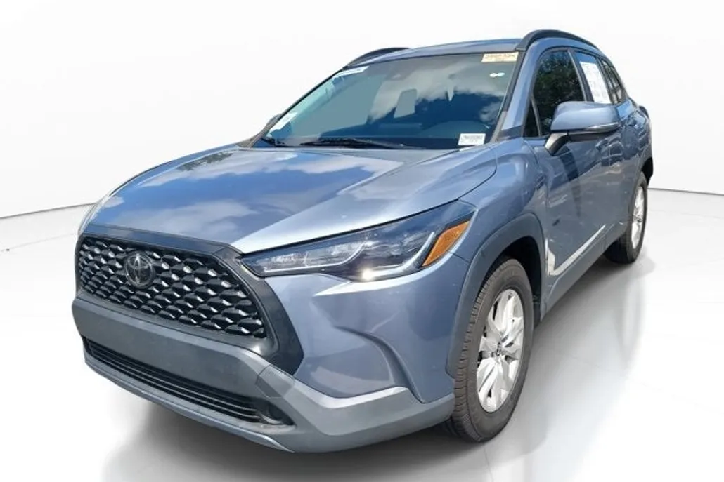 2022 Toyota Corolla Cross LE photo 1