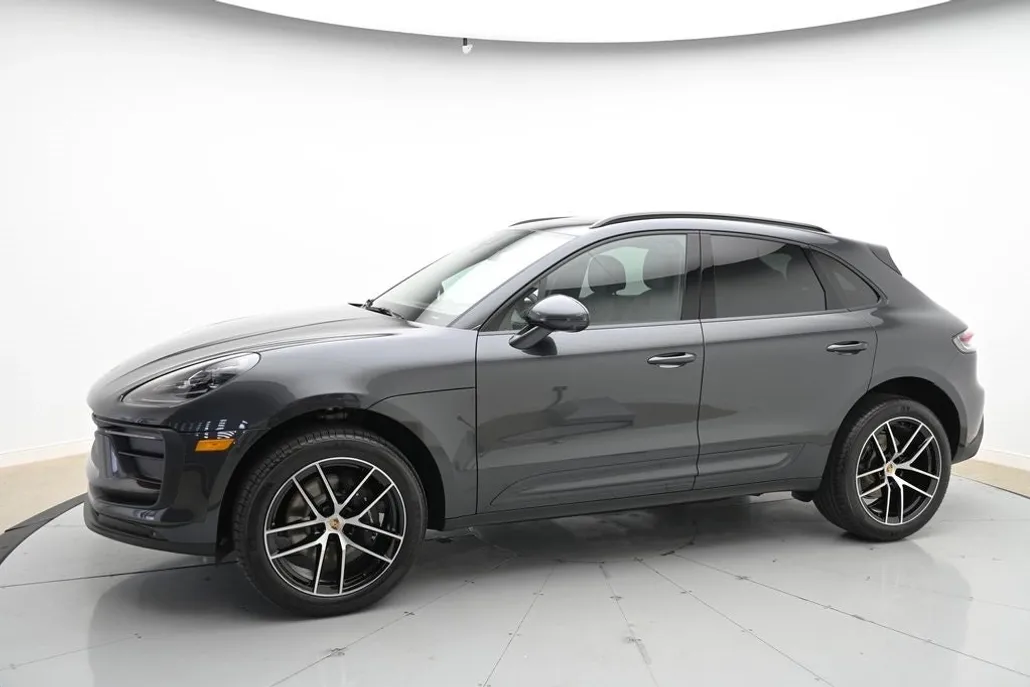 2024 Porsche Macan Base photo 1