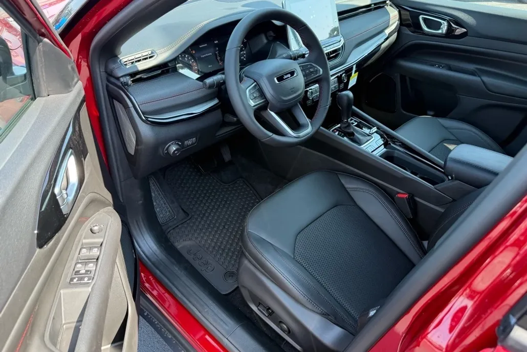 2025 Jeep Compass Trailhawk photo 1