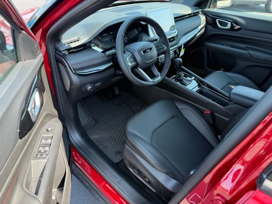 2025 Jeep Compass Trailhawk photo 1