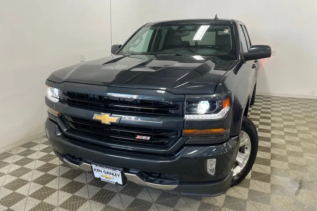 2018 Chevrolet Silverado 1500 LT photo 1