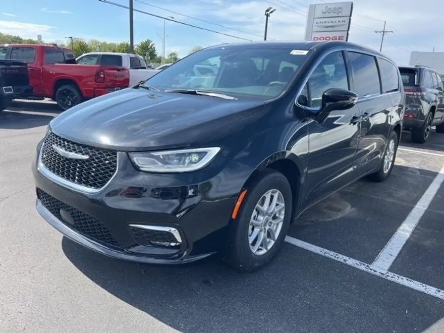 2025 Chrysler Pacifica photo 1