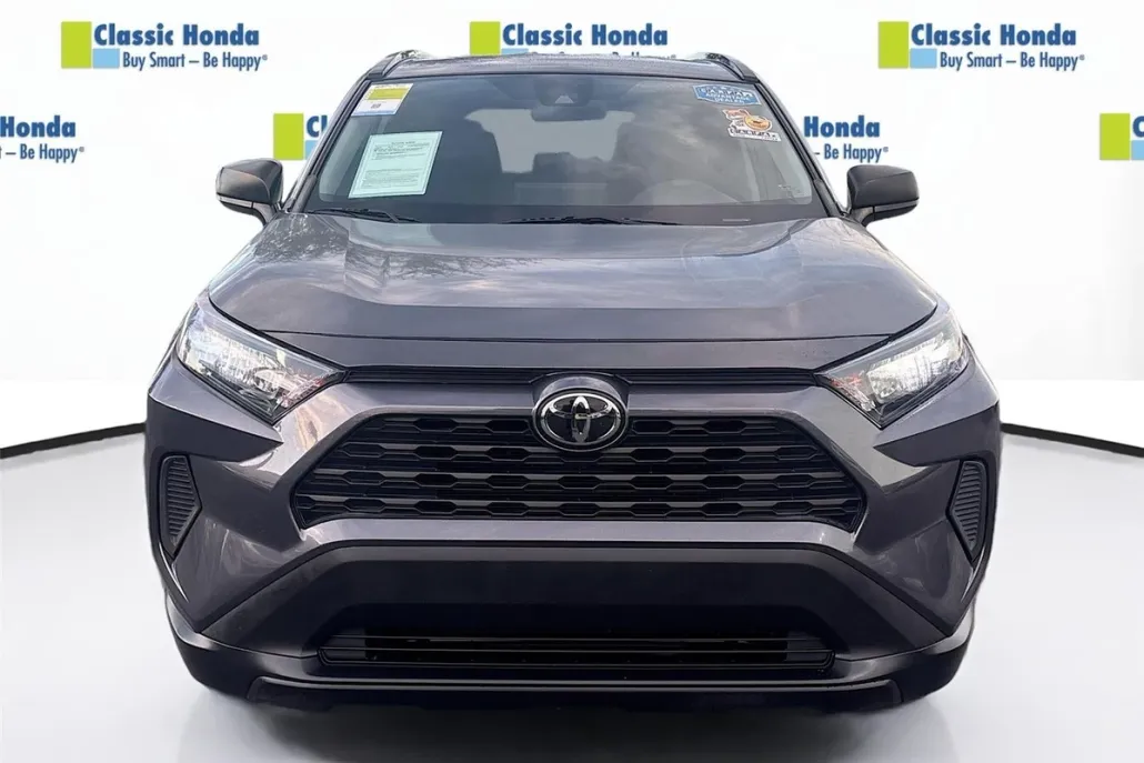 2020 Toyota RAV4 LE photo 1