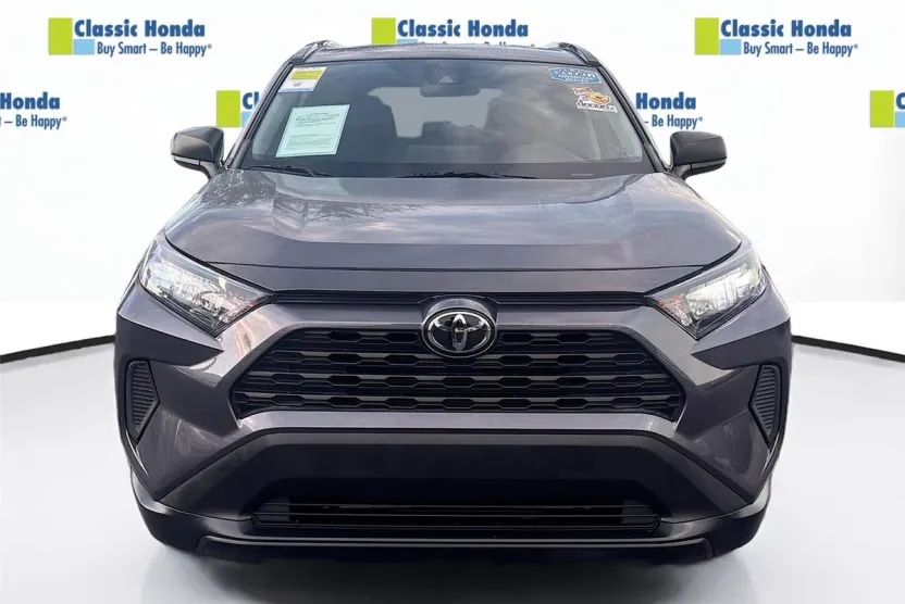 2020 Toyota RAV4 LE photo 1