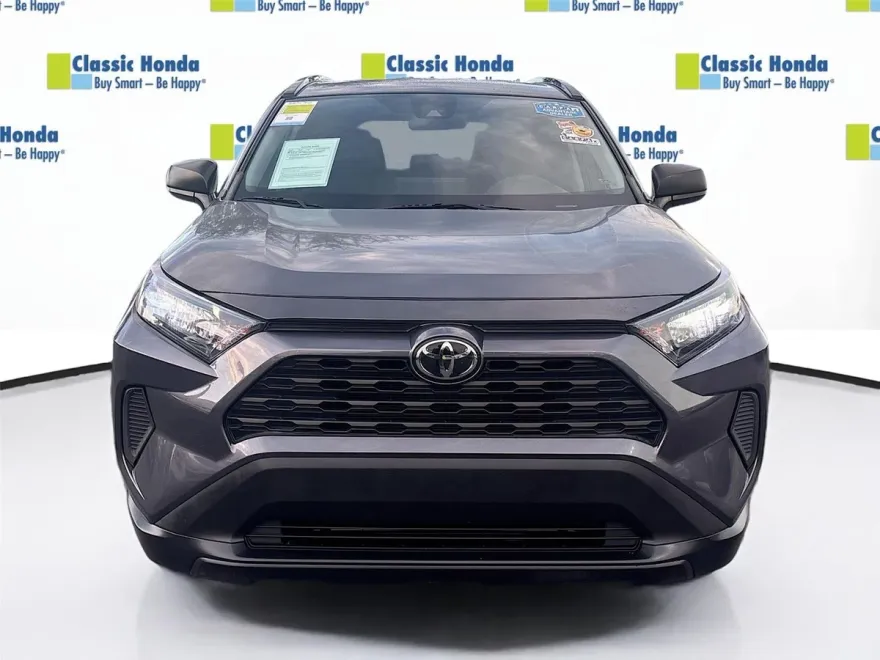 2020 Toyota RAV4 LE photo 1