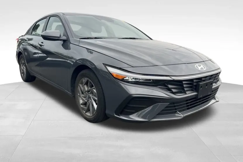 2024 Hyundai Elantra SEL photo 1