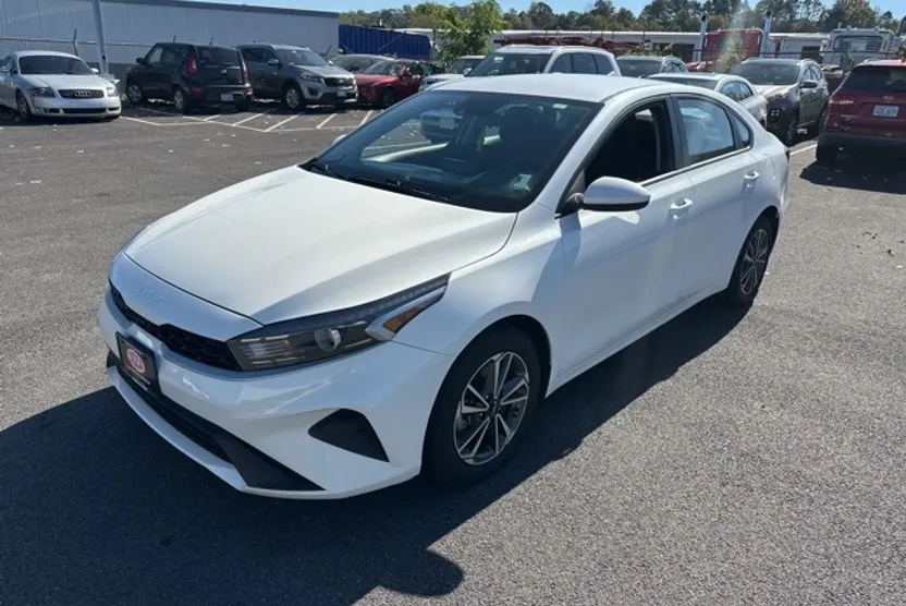 2023 Kia Forte LXS photo 1