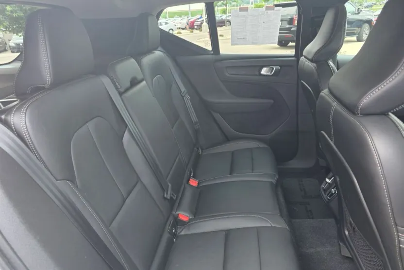 2024 Volvo XC40 Plus photo 1