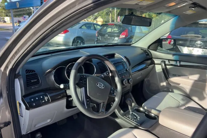 2011 Kia Sorento LX photo 1