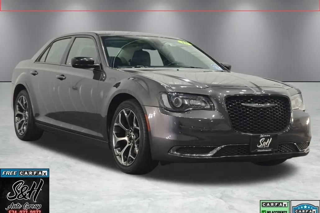 2018 Chrysler 300 Touring photo 1
