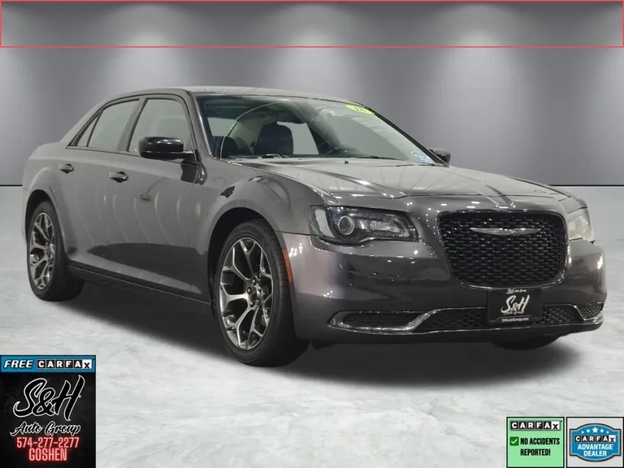 2018 Chrysler 300 Touring photo 1