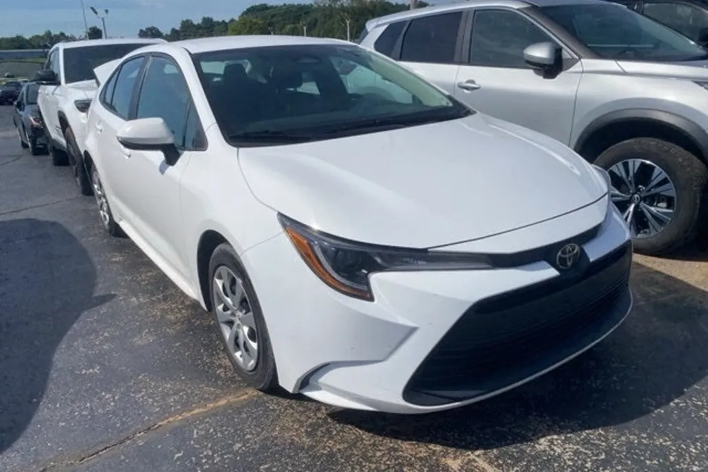 2023 Toyota Corolla LE photo 1