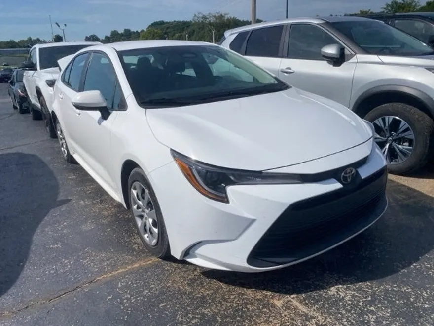 2023 Toyota Corolla LE photo 1