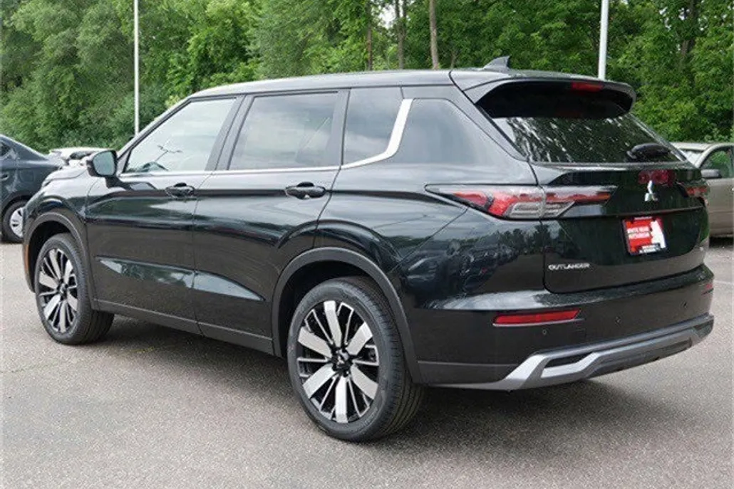 2025 Mitsubishi Outlander SE photo 1