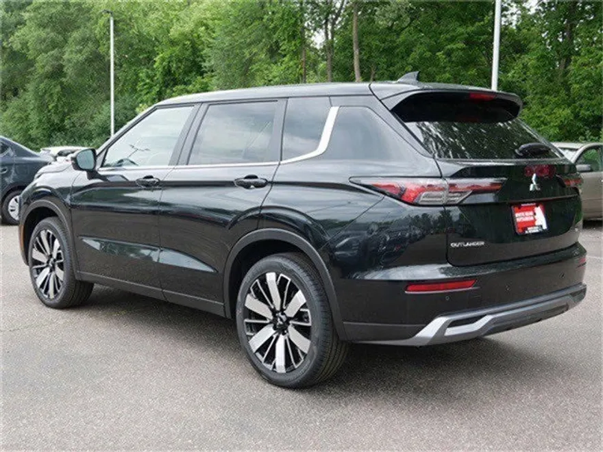 2025 Mitsubishi Outlander SE photo 1