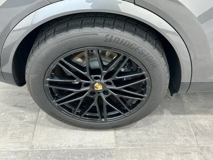 2024 Porsche Cayenne Base photo 8