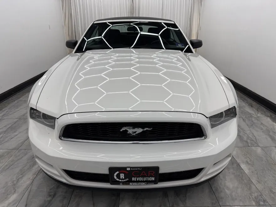2013 Ford Mustang V6 Convertible photo 1