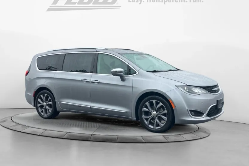 2017 Chrysler Pacifica Limited photo 1