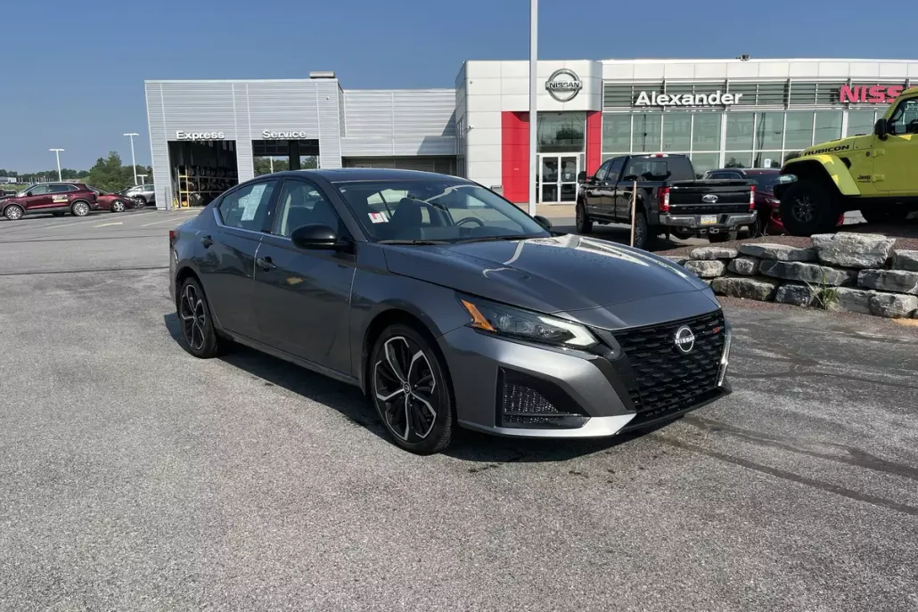 2023 Nissan Altima 2.5 SR photo 1