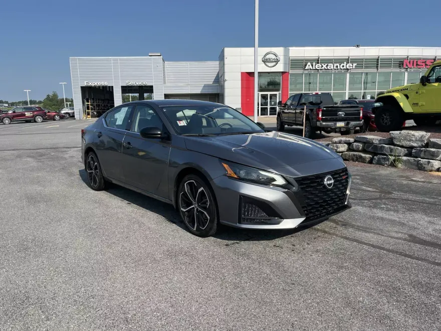 2023 Nissan Altima 2.5 SR photo 1