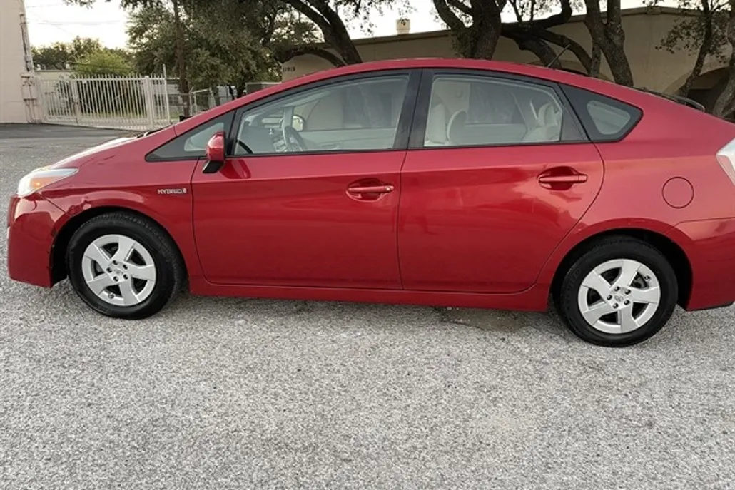 2010 Toyota Prius Three photo 1