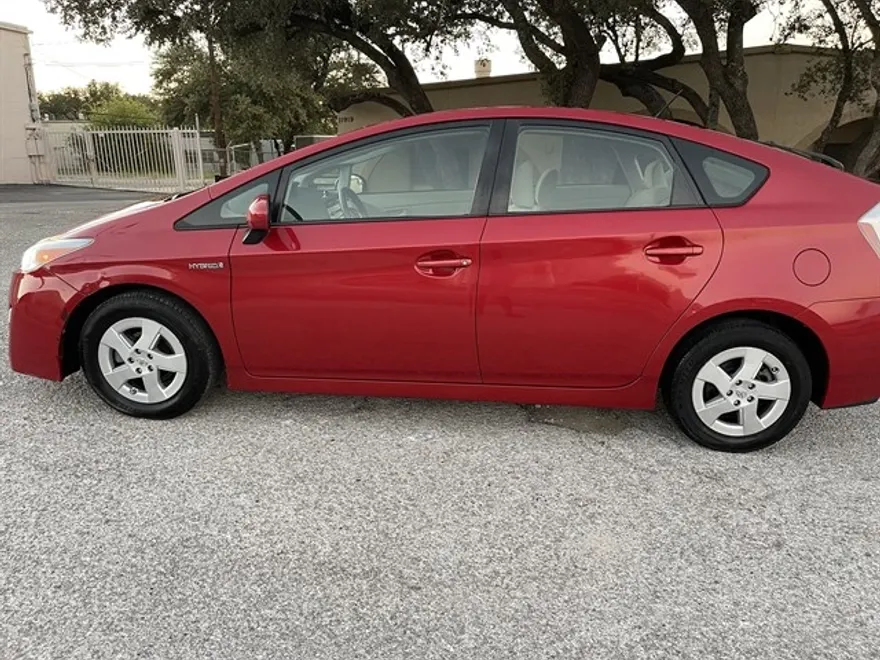 2010 Toyota Prius Three photo 1