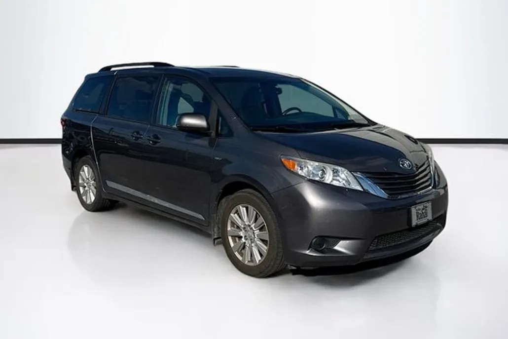 2017 Toyota Sienna LE photo 1