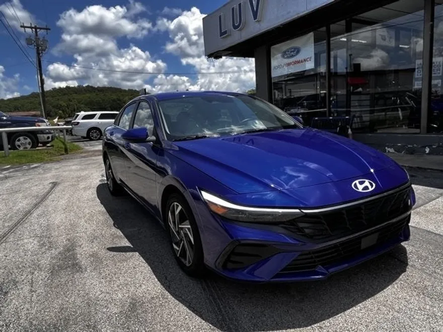 2025 Hyundai Elantra SEL Convenience photo 1