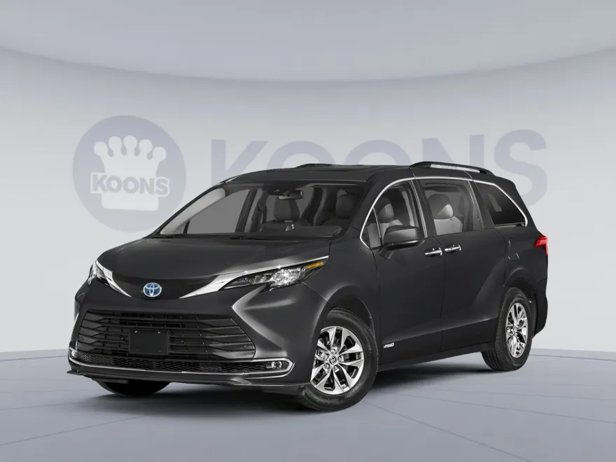 2025 Toyota Sienna XLE photo 1