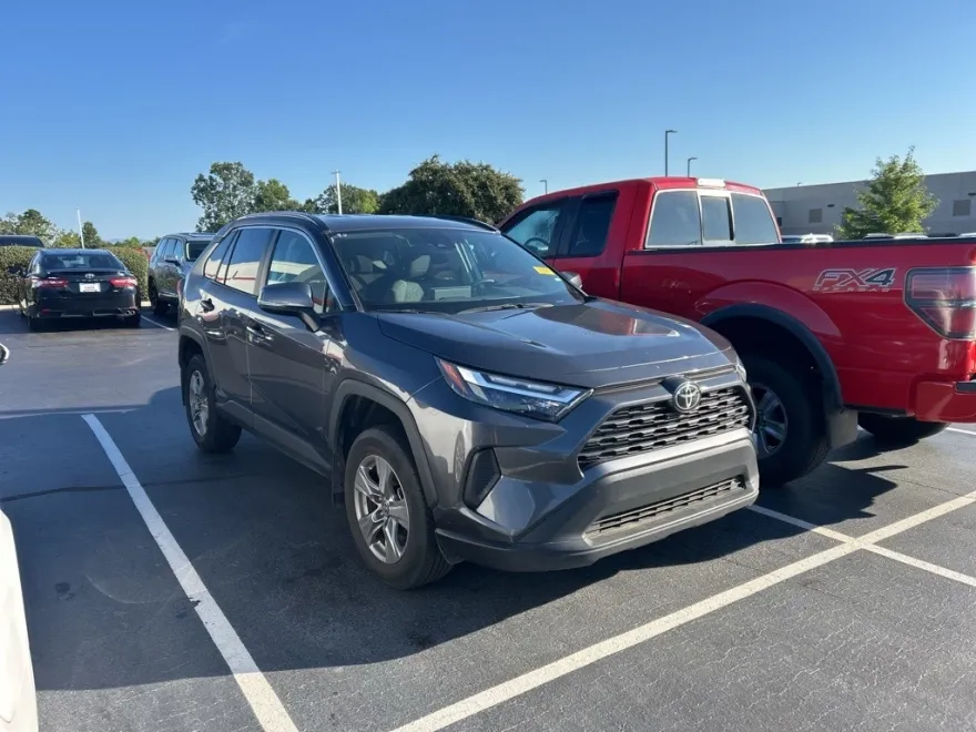 2024 Toyota RAV4 XLE photo 1