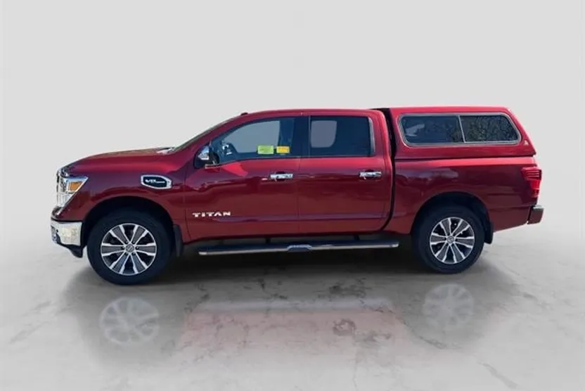 2017 Nissan Titan SL Crew Cab photo 1