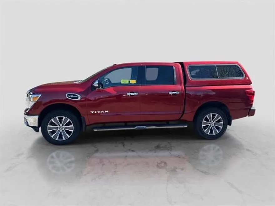 2017 Nissan Titan SL Crew Cab photo 1